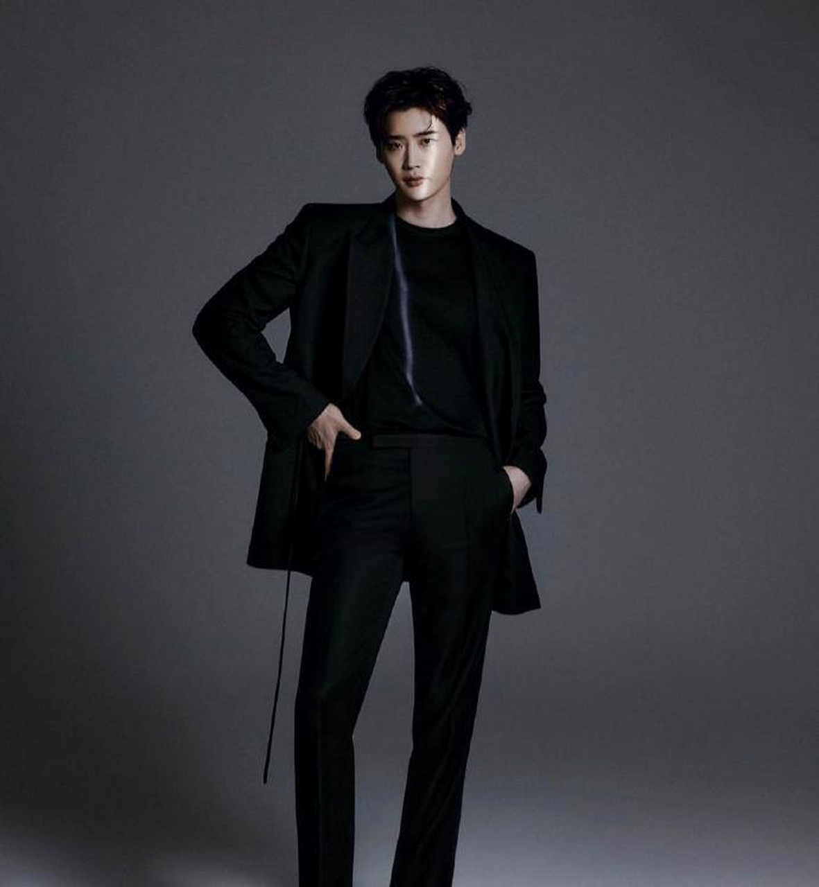 李钟硕最新简历照,变瘦了,颜值还是那么能打.