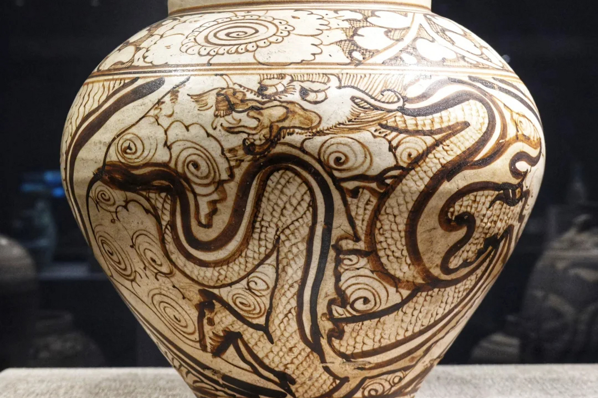 1982年,江苏无锡出土了一件高约26厘米的磁州窑龙凤纹罐.