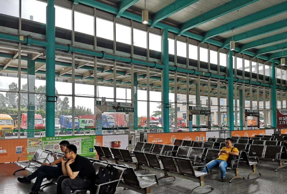 为啥我国客运站有的倒闭,绿皮火车却没被取消?究竟为谁保留