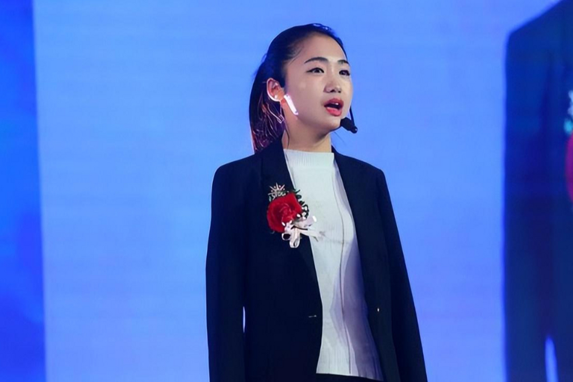 无臂女孩杨佩自学十字绣,竟成舞台焦点,身家千万女总裁?