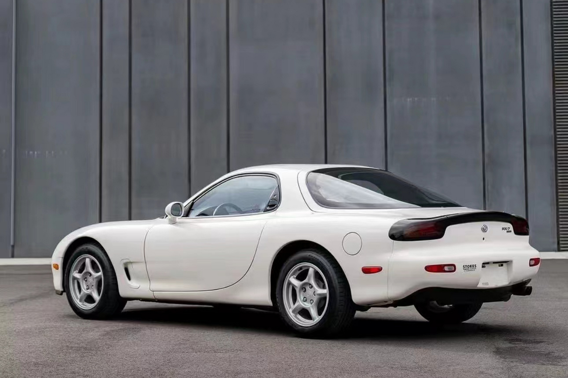 马自达rx-7是速度与激情的完美结合,外观华丽,动力强劲,操控出色,内饰