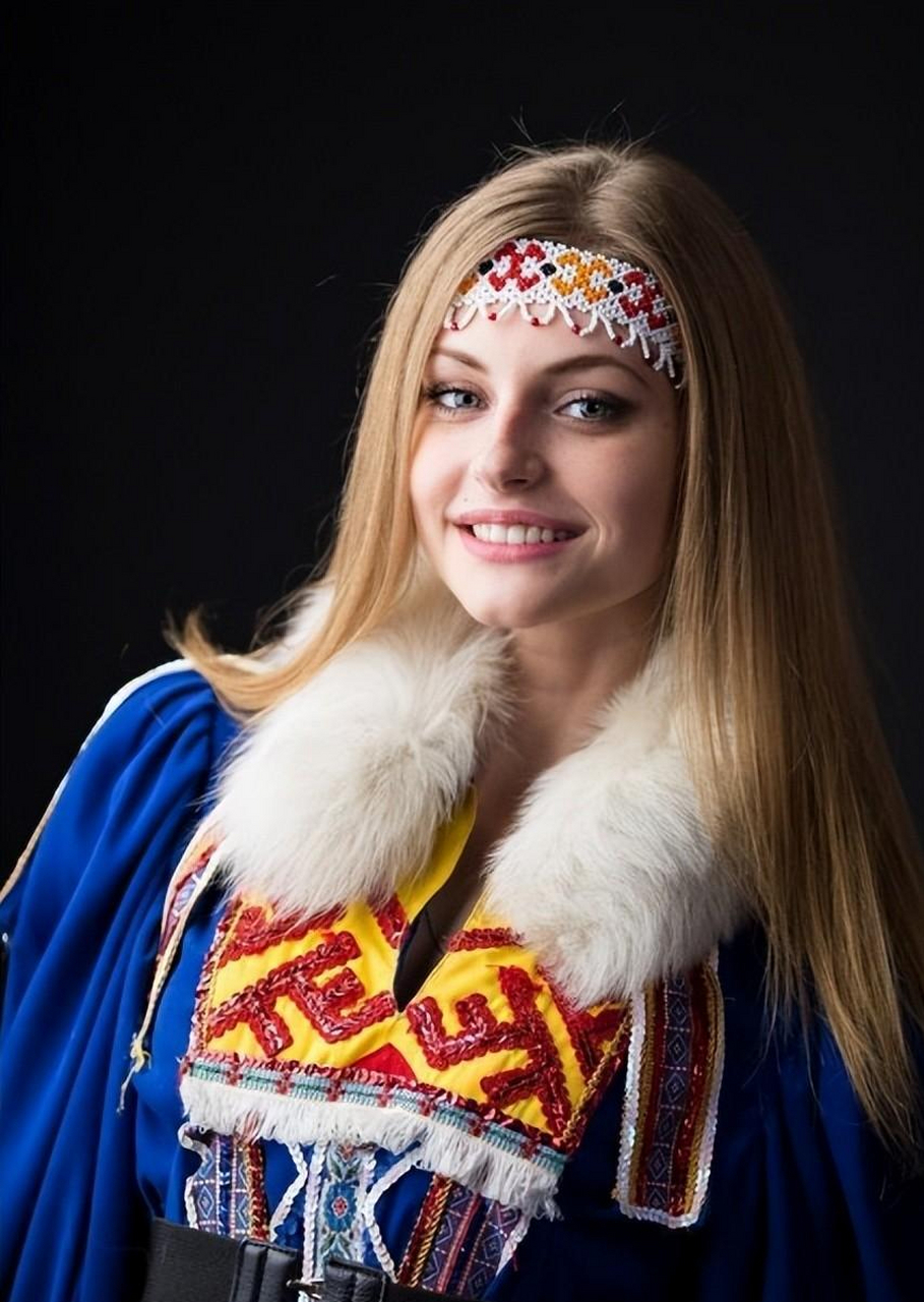 俄罗斯族是中国的少数民族之一,其长相与斯拉夫人相似.