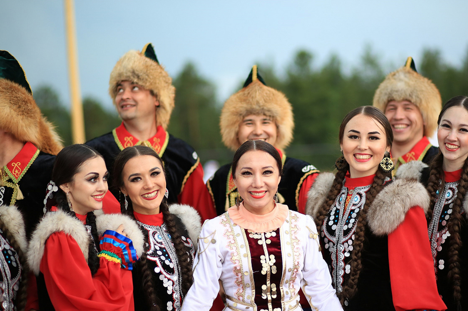 俄罗斯族是中国的少数民族之一,其长相与斯拉夫人相似.