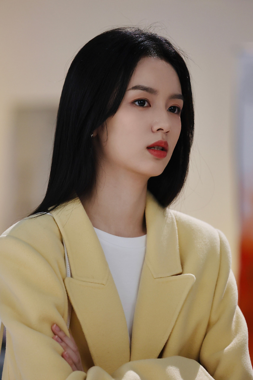 最近网上曝光了一组由周也主演的电视剧《别对我动心》的剧照,从曝光