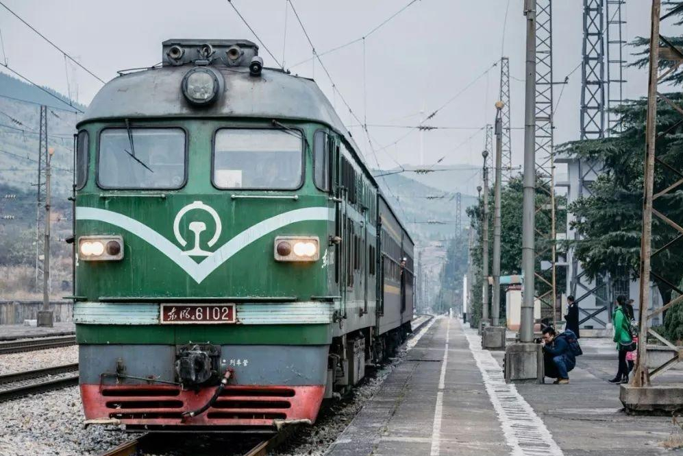 为啥我国客运站有的倒闭,绿皮火车却没被取消?究竟为谁保留