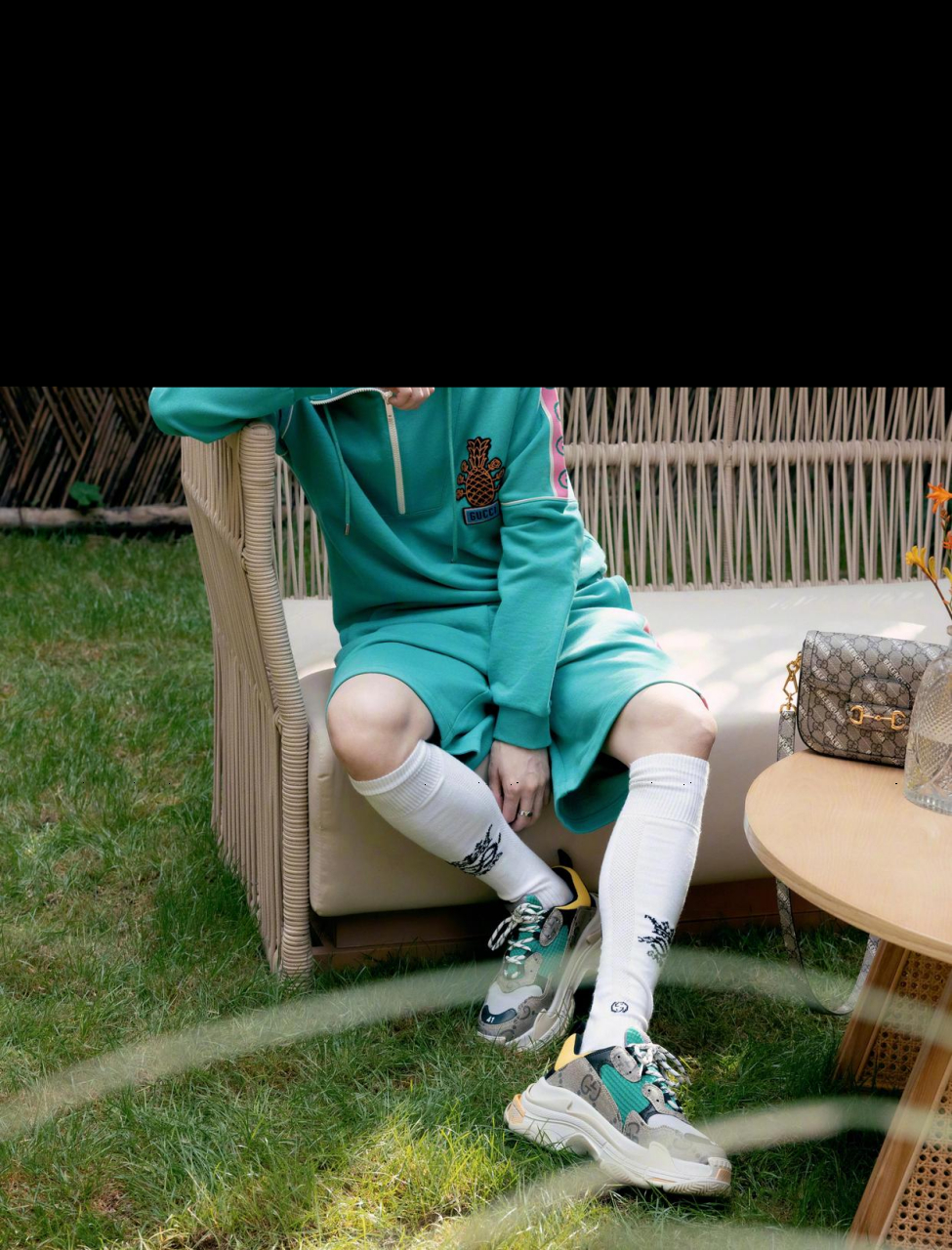 鹿晗穿运动服,好像中学生,31岁的鹿晗,身穿孔雀蓝校服款运动装,搭配半