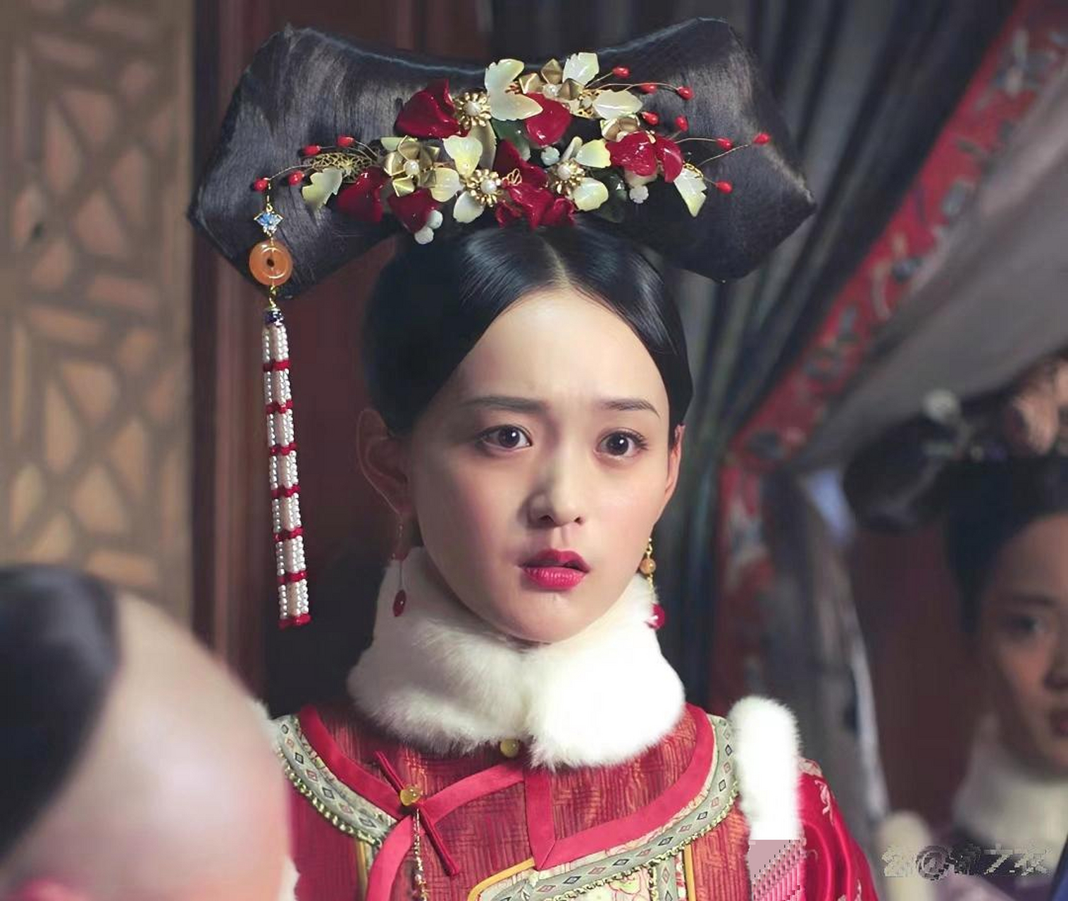 白蕊姬的外貌确实很迷人,她的脸蛋白里透红,圆圆的,看起来非常可爱.