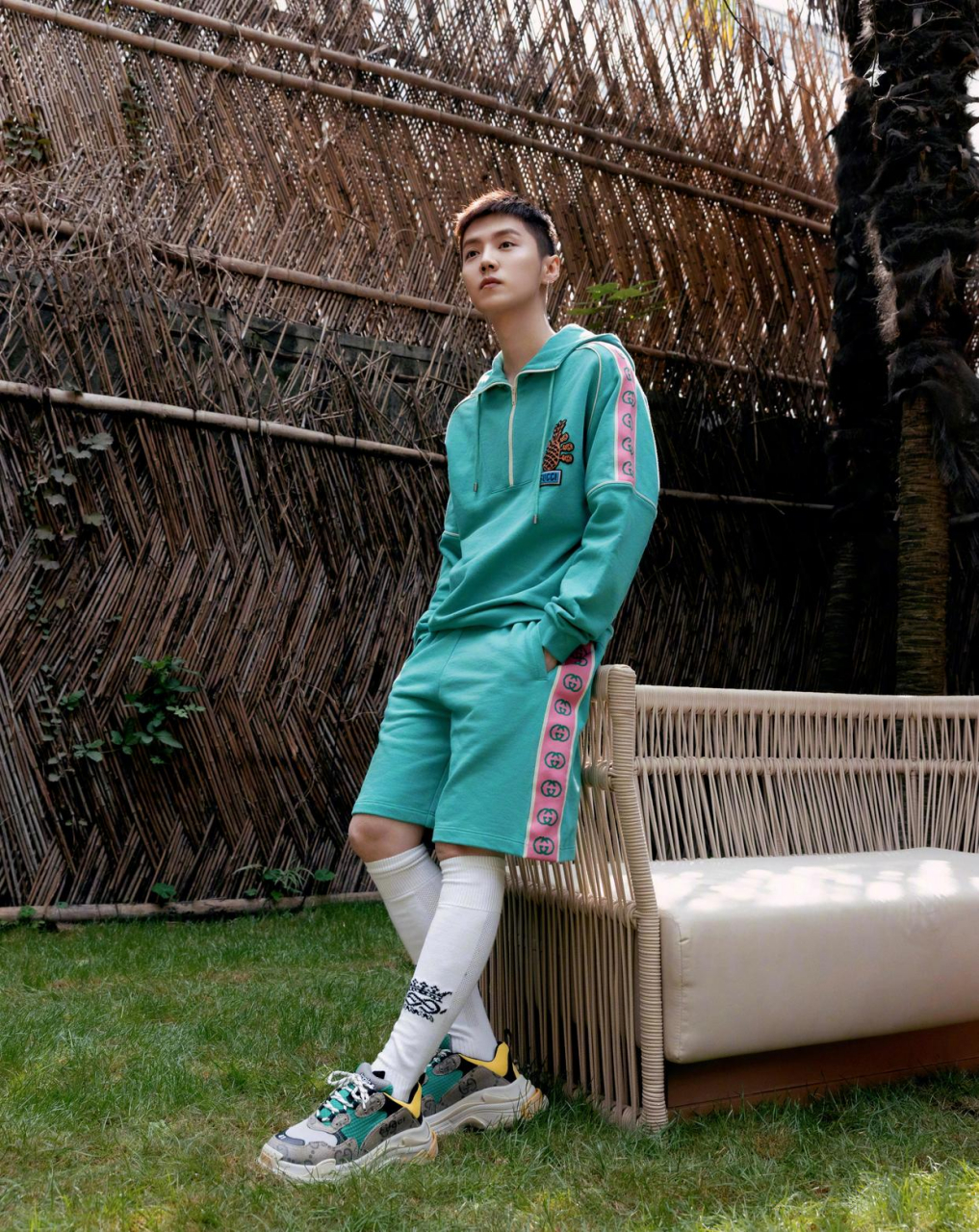 鹿晗穿运动服,好像中学生,31岁的鹿晗,身穿孔雀蓝校服款运动装,搭配半