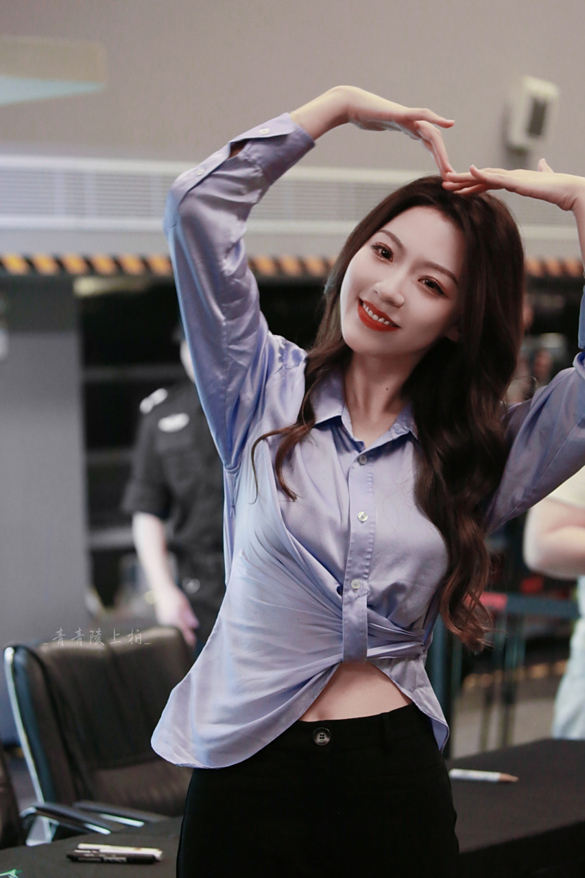 kpl解说天云主持人身材火辣,优雅迷人