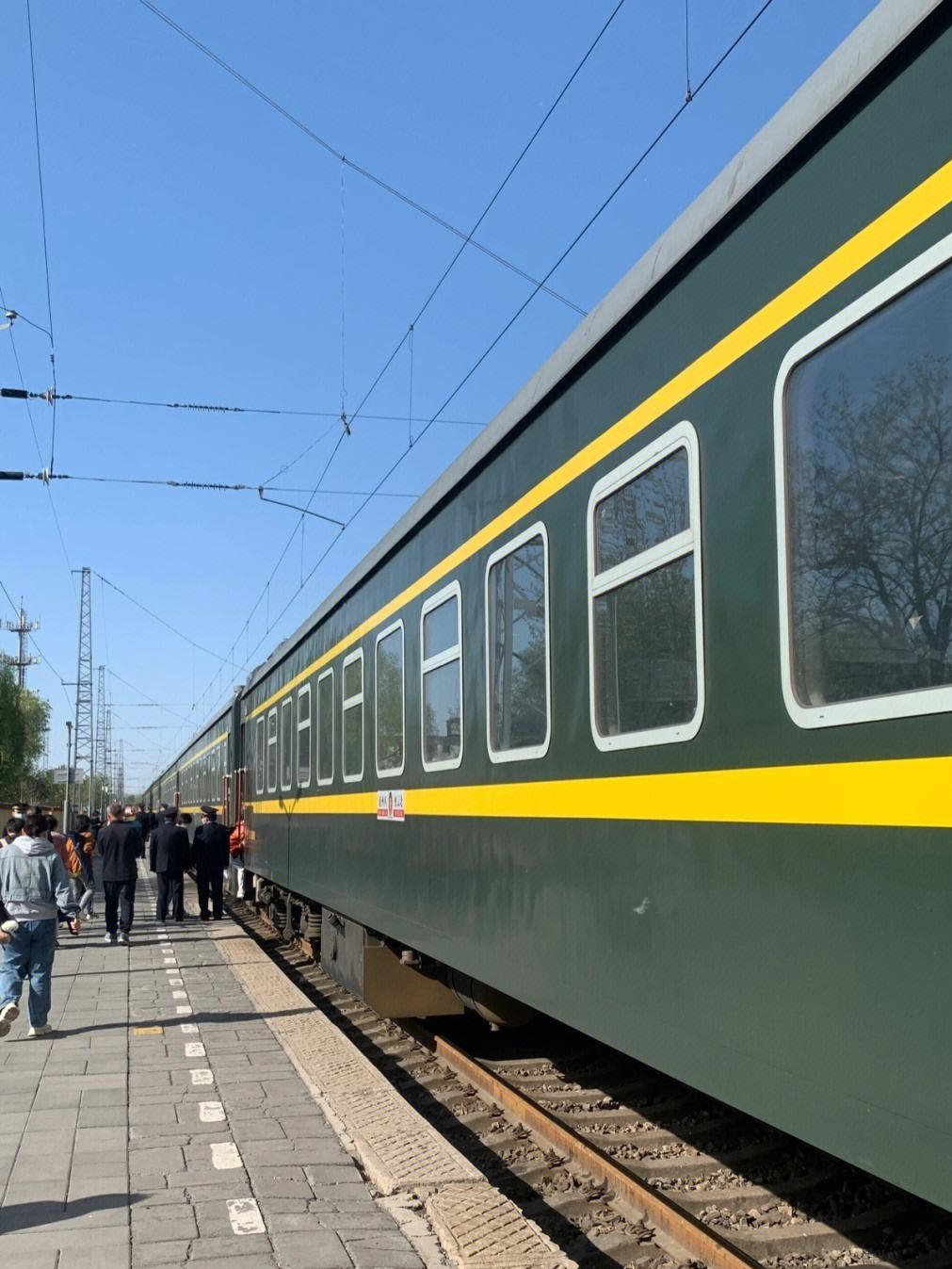 为啥我国客运站有的倒闭,绿皮火车却没被取消?究竟为谁保留