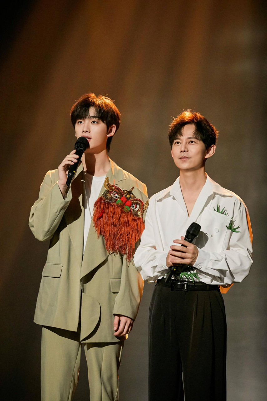 46岁何炅会扮嫩,把树叶缝衬衫上,少年感不输19岁丁程鑫.不得不服气何