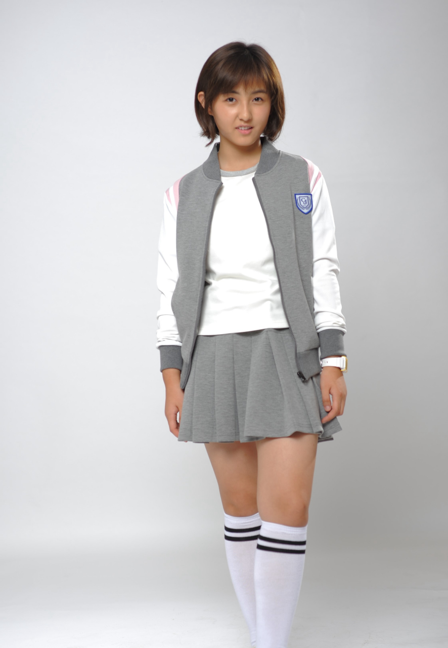 张子枫校园风定妆照,运动棉筒袜添活力,少女感爆棚.