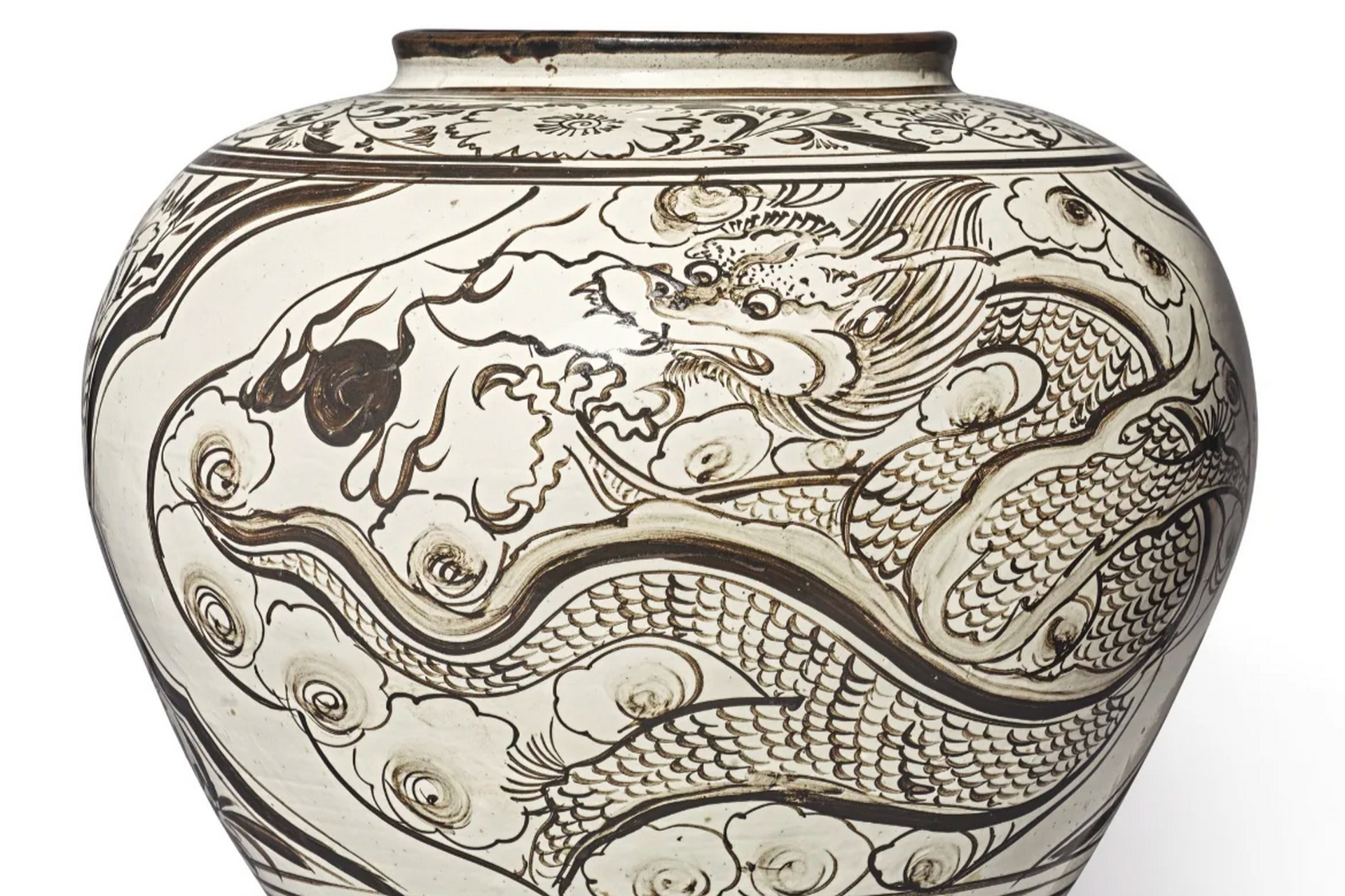 1982年,江苏无锡出土了一件高约26厘米的磁州窑龙凤纹罐.