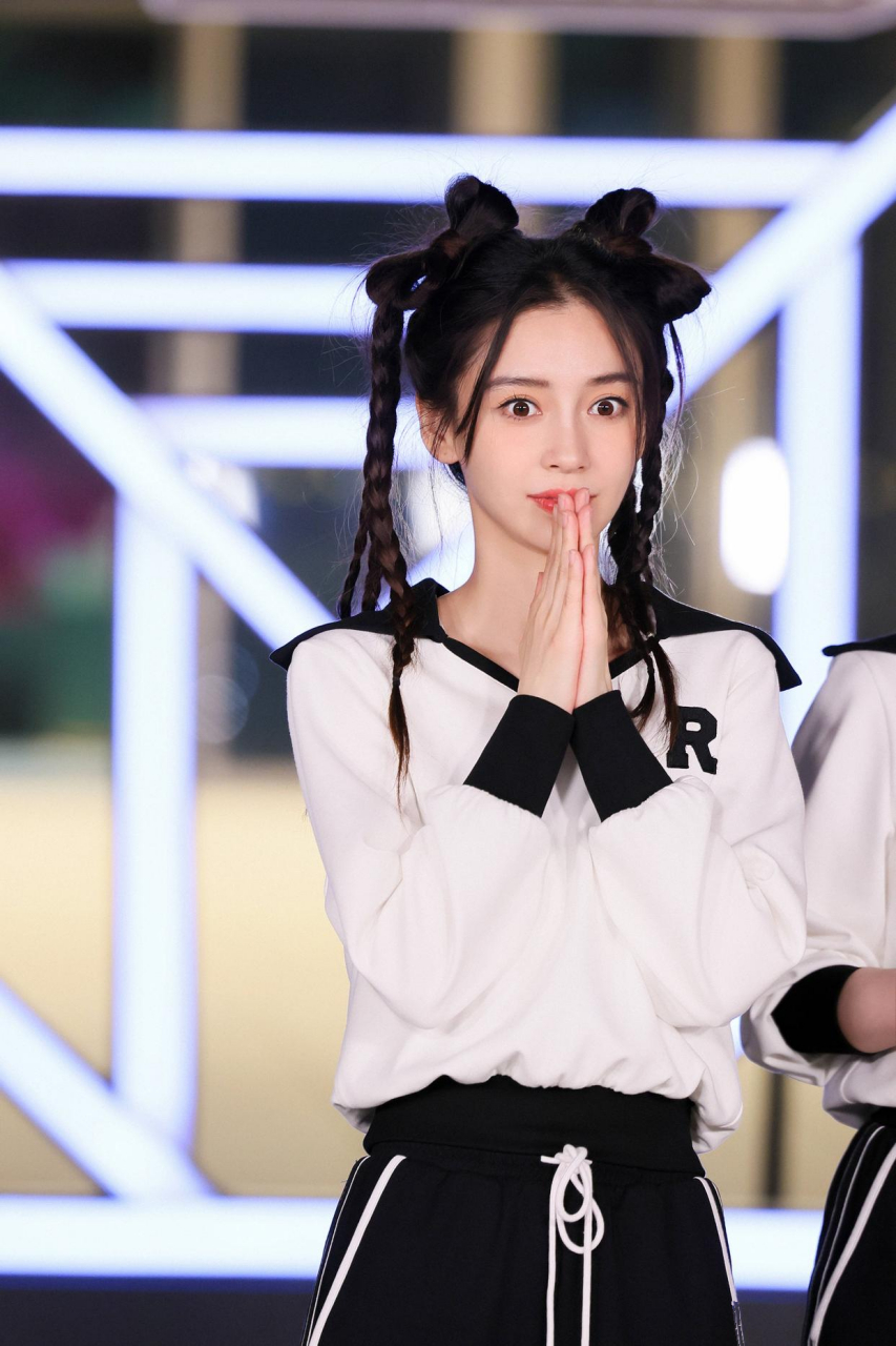 离婚后的杨颖逆生长了,穿校服扎双马尾似少女,看不出是5岁孩子的妈妈