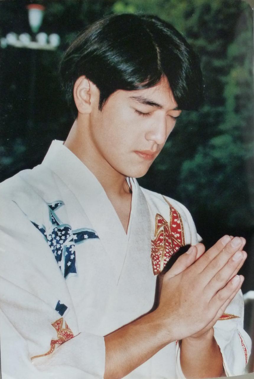 金城武旧照好"青涩",20岁生日穿白色"和服"年轻有活力