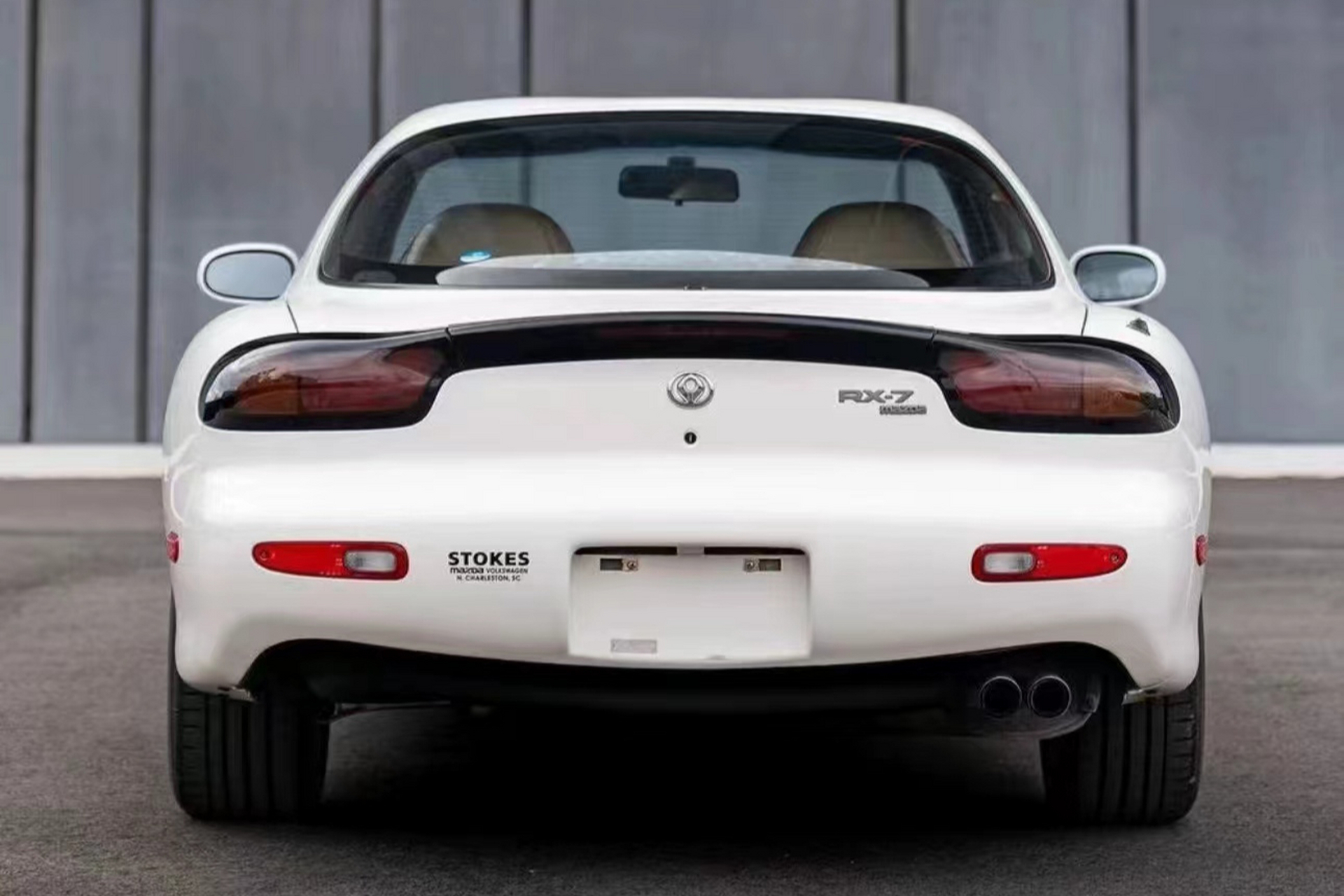 马自达rx-7是速度与激情的完美结合,外观华丽,动力强劲,操控出色,内饰