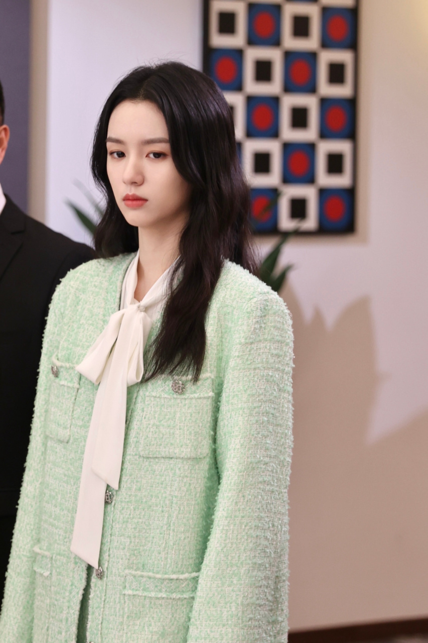 最近网上曝光了一组由周也主演的电视剧《别对我动心》的剧照,从曝光