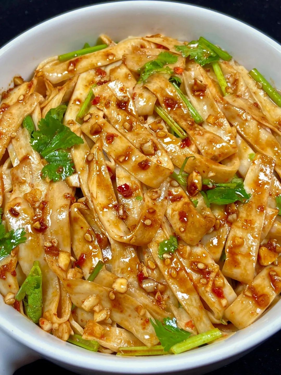 腐竹木耳凉拌菜简单的家常做法,清脆爽口肉吃多了会腻 .