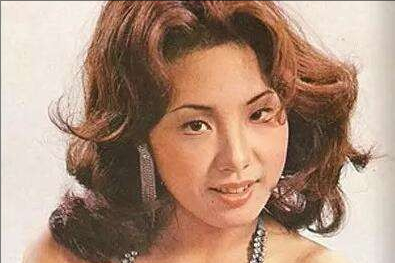 回顾费贞绫:靠性感走红,帮两个弟弟成了明星,自己却