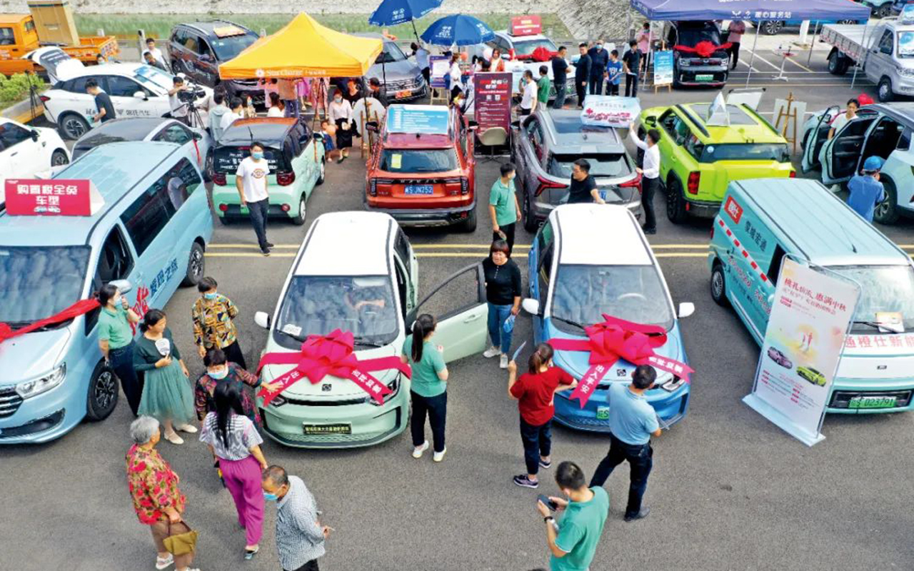 新能源汽车下乡活动,在市中心举办,农民:有几个农村人看?