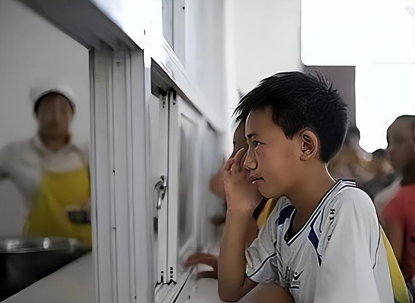 回顾广西孤儿靠吃野菜存活7年,获500万善款后,选择把钱捐出去?