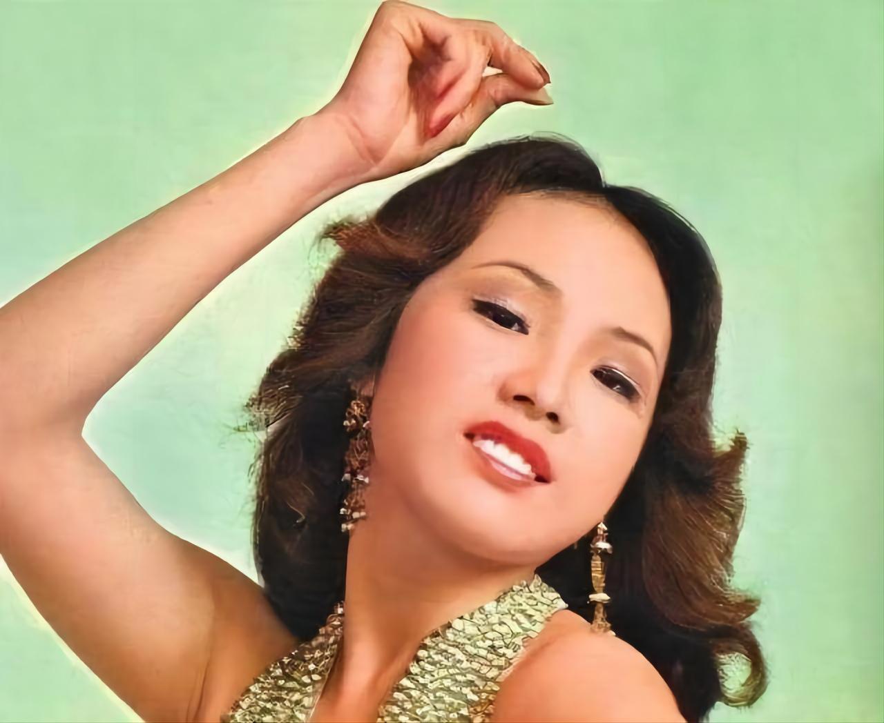 在一众温柔含蓄的女孩当中,这朵性感火辣的红玫瑰极其耀眼.