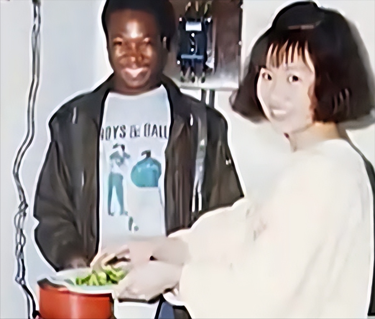 清华女研究生,1993年嫁给非洲人,在当地生活26年,生了