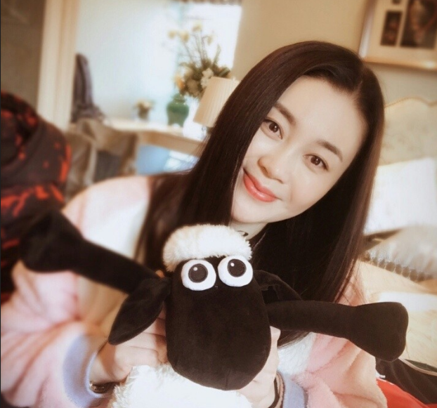 江帆(王亚彬饰)大老板胡总的媳妇,因对婚姻不满,怀疑老公,提出离婚后