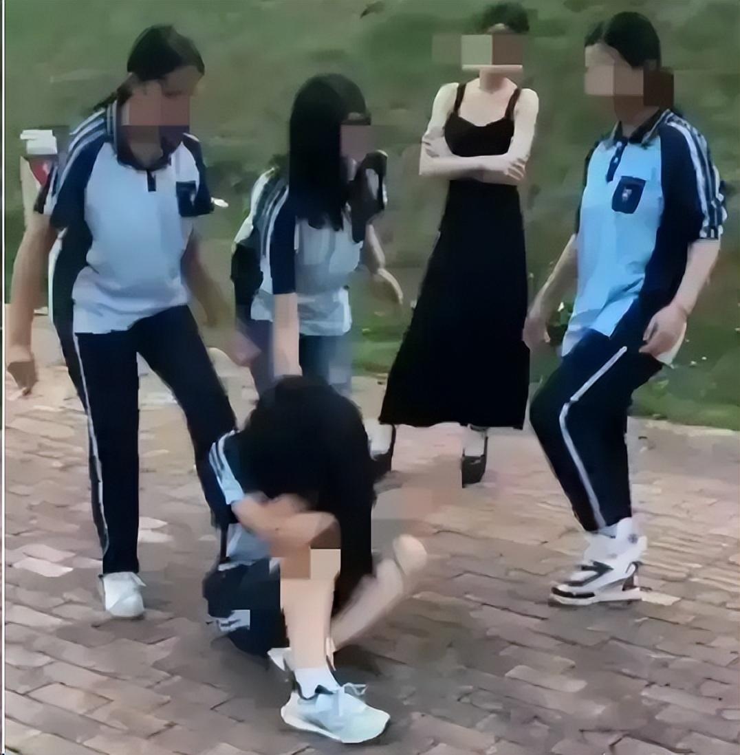 女初中生遭围殴扒衣,校园安全问题亟待解决!
