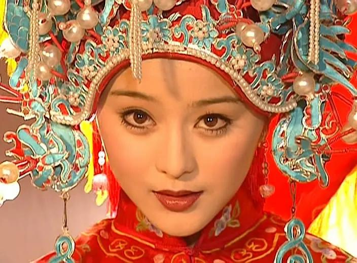 女配给女主让妆,但大浓妆盖不住刘亦菲的美,傅艺伟照样艳压群芳