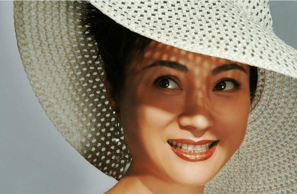 回顾2段婚姻,21岁嫁初恋,34岁嫁犹太富商,60岁的李玲玉今怎样