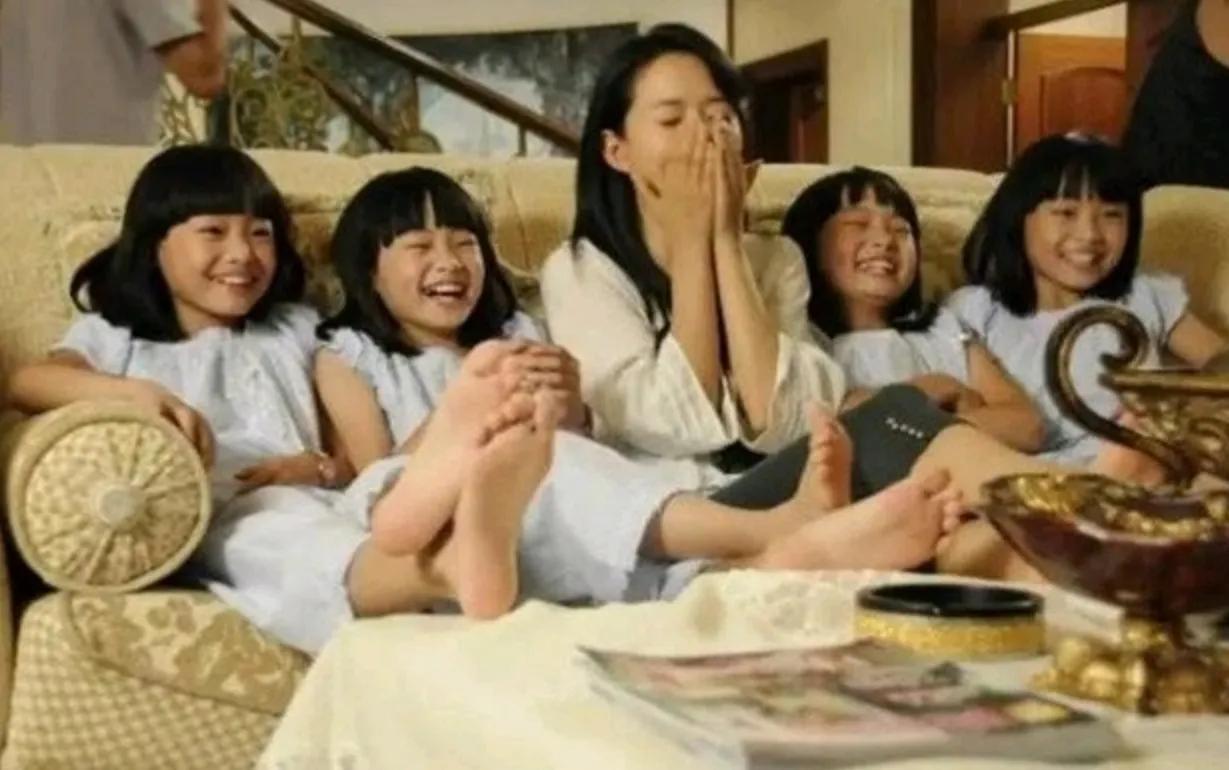 1999年女士生了4胞胎,6个大人手忙脚乱,最怕的事让人哭笑不得
