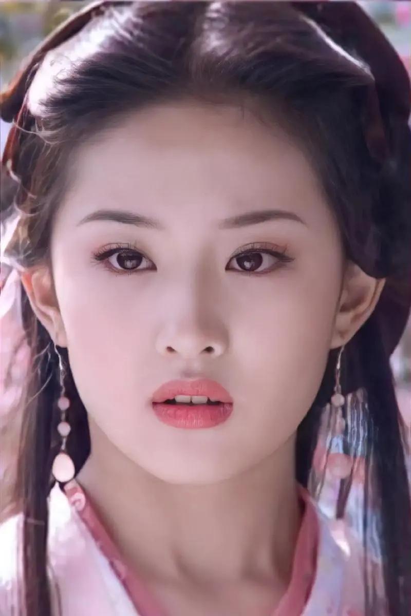 女配给女主让妆,但大浓妆盖不住刘亦菲的美,傅艺伟照样艳压群芳