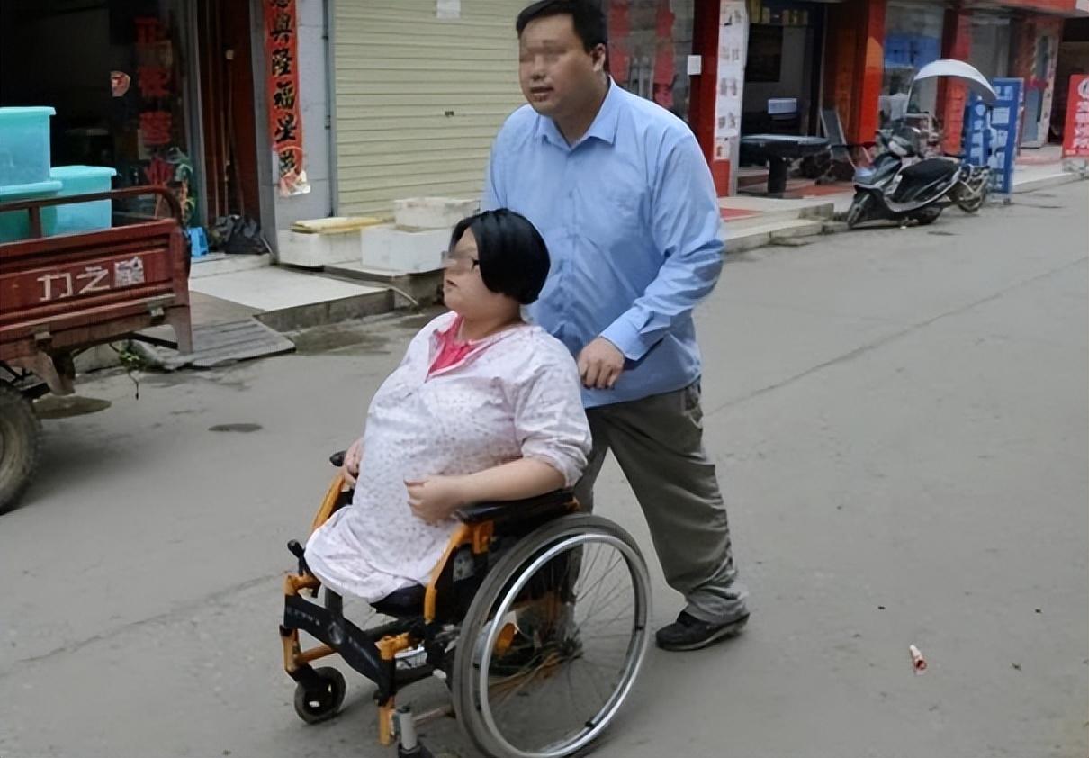 回顾无腿女孩嫁残疾人,不顾医生劝阻生下双胞胎,后来后悔了吗