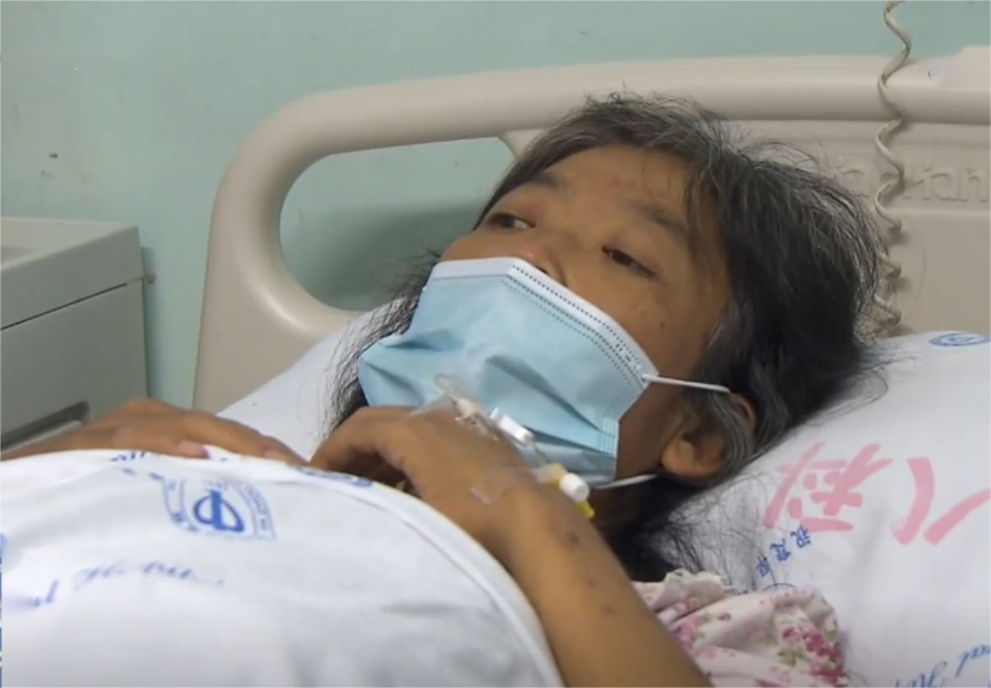 9月开学第一天,谭霞带着所有的资料来到学校,在办公室门口徘徊了将近