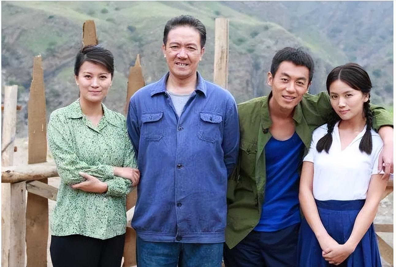 2002年,在央视正剧《江山》中,李幼斌和史兰芽相遇相识,两人在戏中