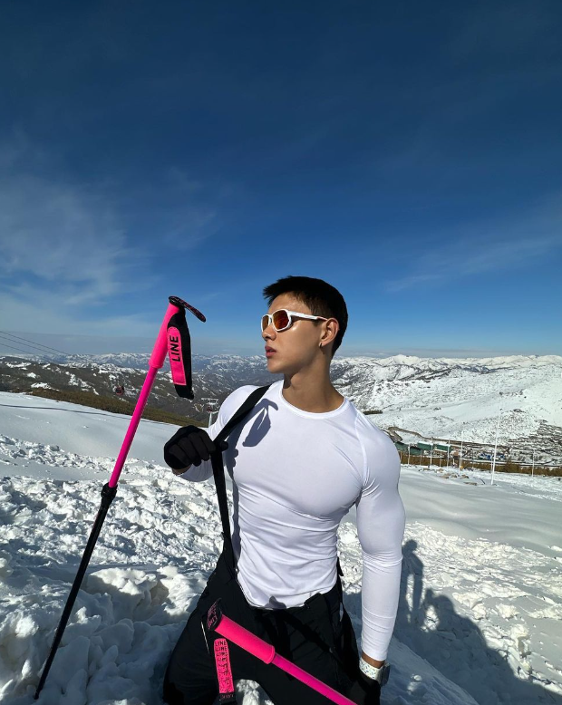 30岁北京滑雪健身筋肉网红,比鹿晗还帅,这魔鬼白t恤全程不露肉