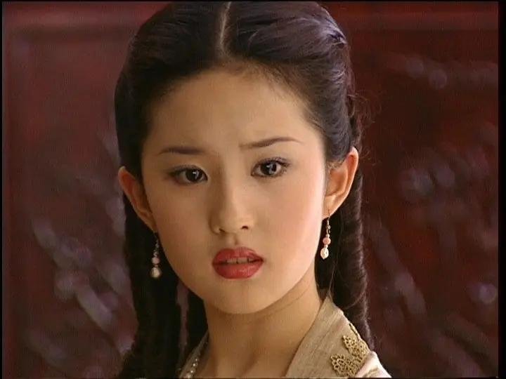 女配给女主让妆,但大浓妆盖不住刘亦菲的美,傅艺伟照样艳压群芳