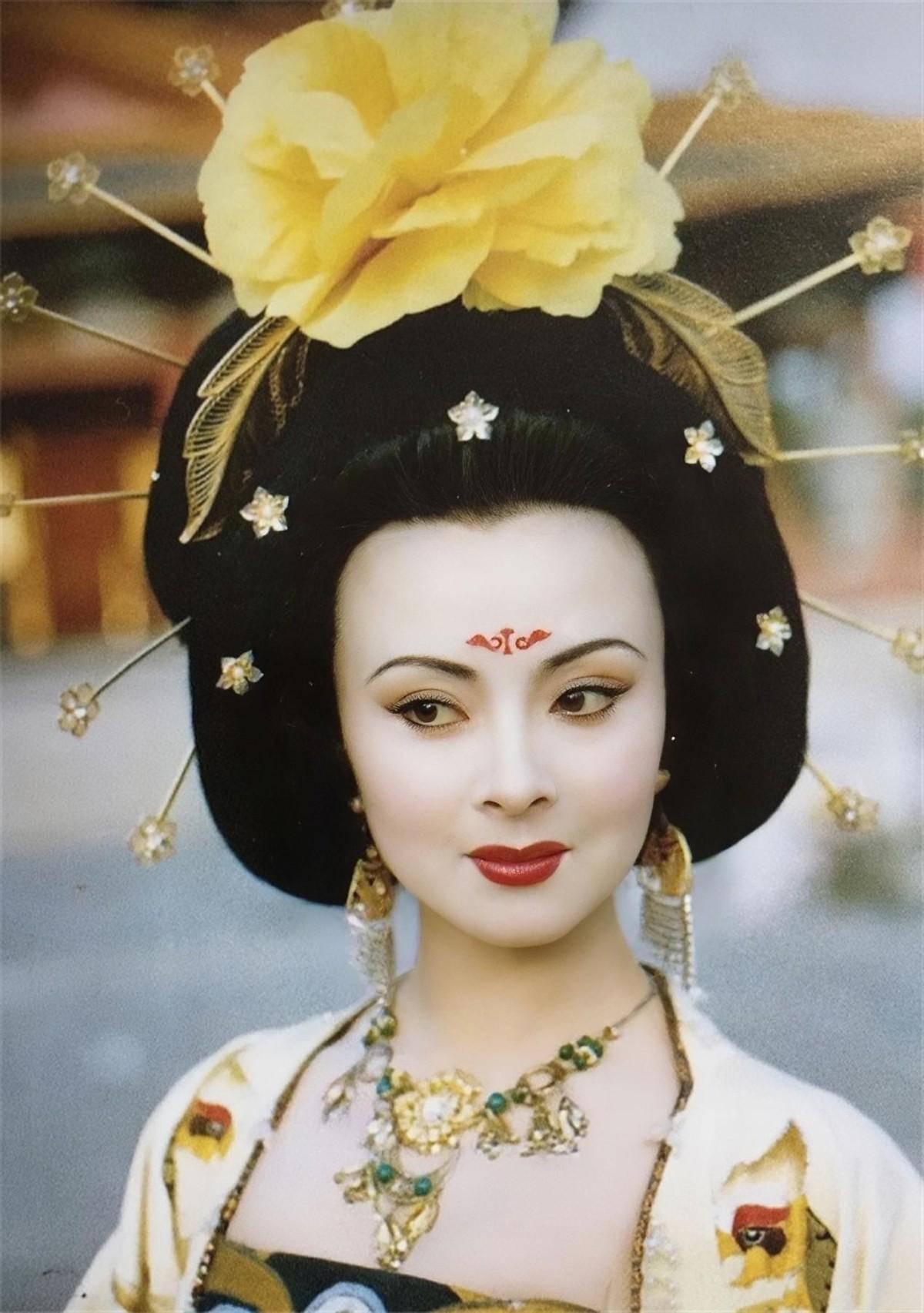 回顾"最美杨贵妃"周洁生前时光:自费27万包机回国,五