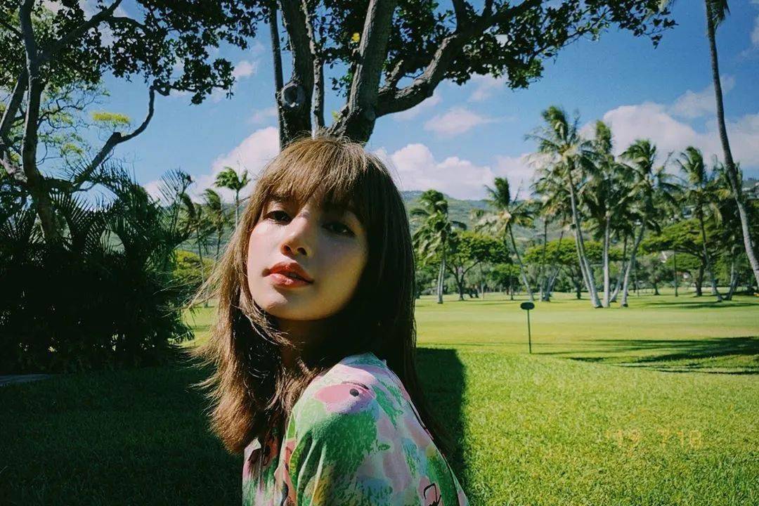 王嘉尔疑似曾与bp成员恋爱,网友各种扒证据,猜测此人是lisa