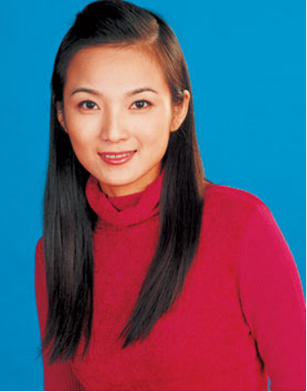 回顾"山东媳妇"管彤:26进央视,42岁做妈妈,50岁被丈夫宠成宝