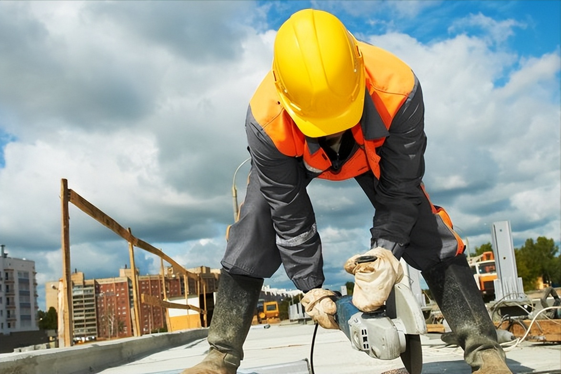 揭秘建筑工人高薪真相!日薪诱人却藏隐患?