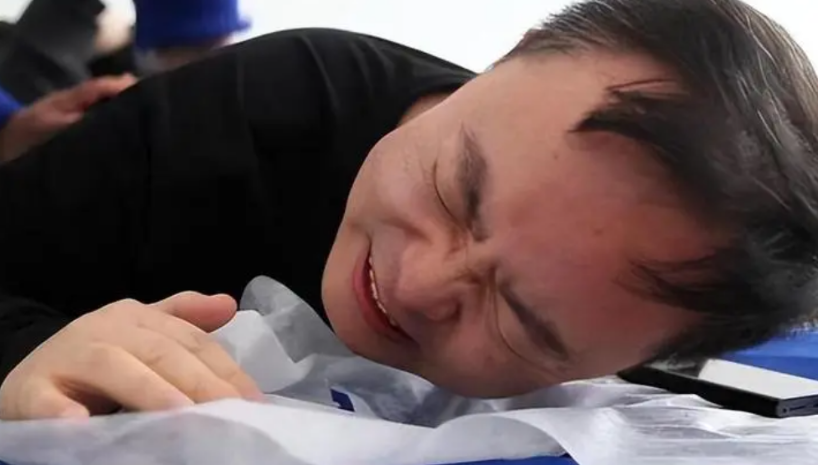 蔡磊现状:舌头嘴唇已经萎缩,洗澡用绳子吊,妻子照顾5年很绝望