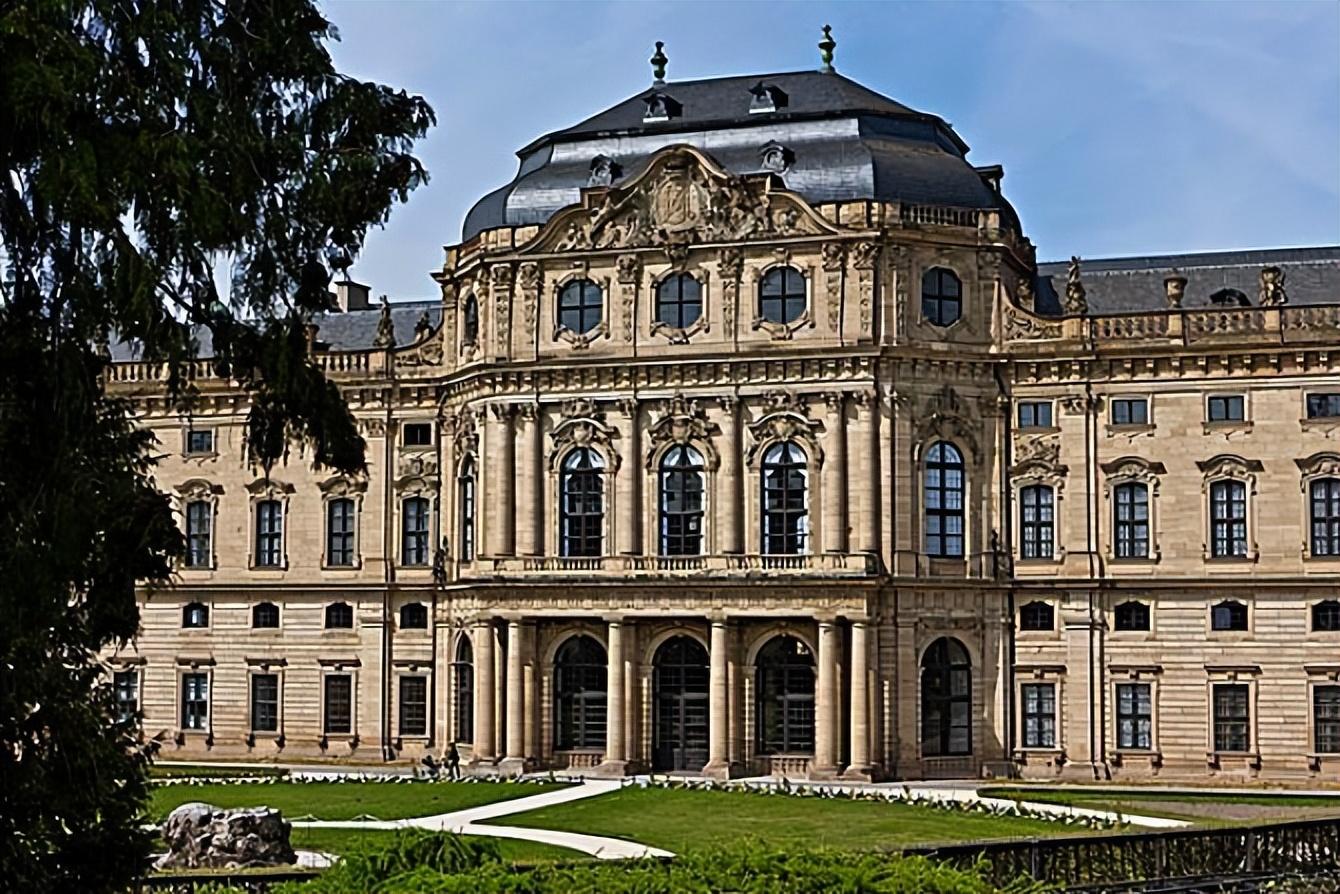 德国巴洛克式建筑:温泽尔小宫的墙壁上布满浮雕,院里还有大花园