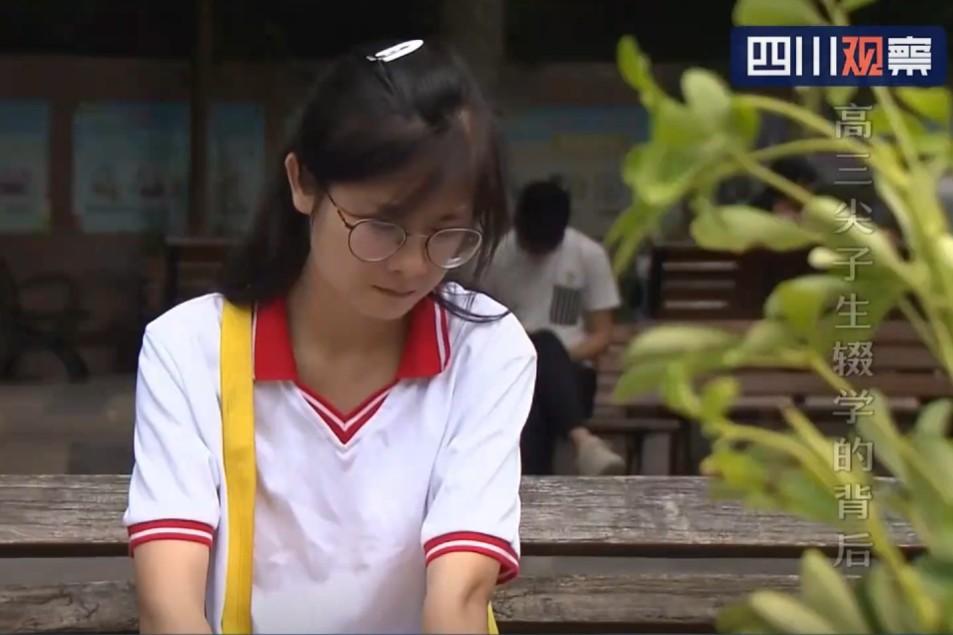 9月开学第一天,谭霞带着所有的资料来到学校,在办公室门口徘徊了将近