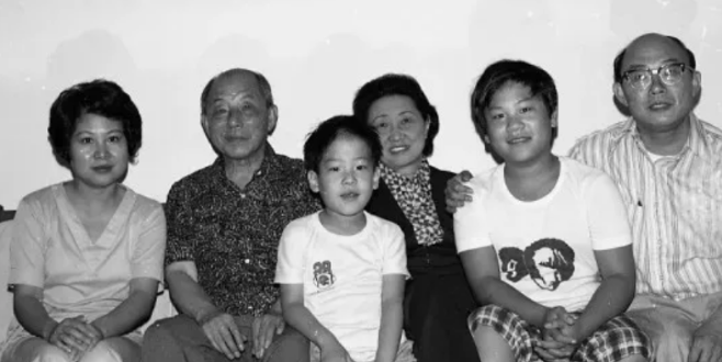 回顾张学良之子回乡省亲,中央为何委托当地政府,付给张家2000万