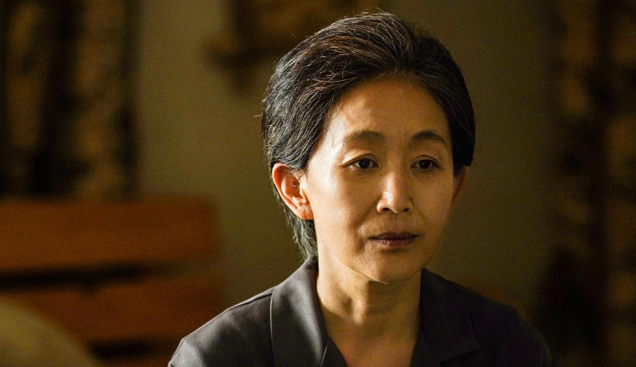 唐宝华与丈夫张浩然结婚后生活甜蜜,但张浩然的弟弟和弟媳却经常让