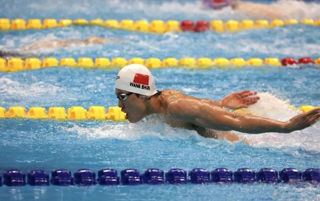 游泳运动员还采取了多种策略来减少水中的阻力,以提升比赛中的表现