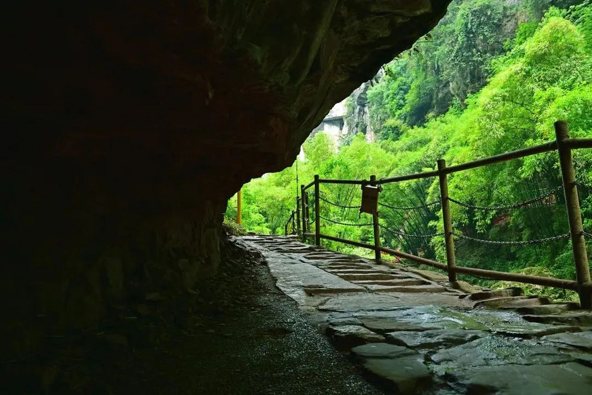 川西竹海 川西竹海景区位于邛崃市平乐镇,景区内竹林茂密10万余亩竹海