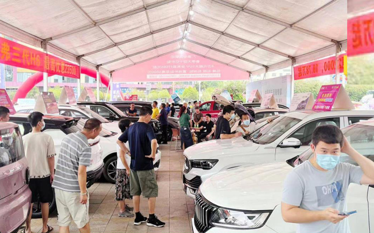 新能源汽车下乡活动,在市中心举办,农民:有几个农村人看?